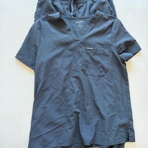 Jaanuu Womens athletic scrub set- shirt size small, jogger pants size SP